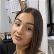 Profesora imparte clases de cualquier materia a alumnos de primaria